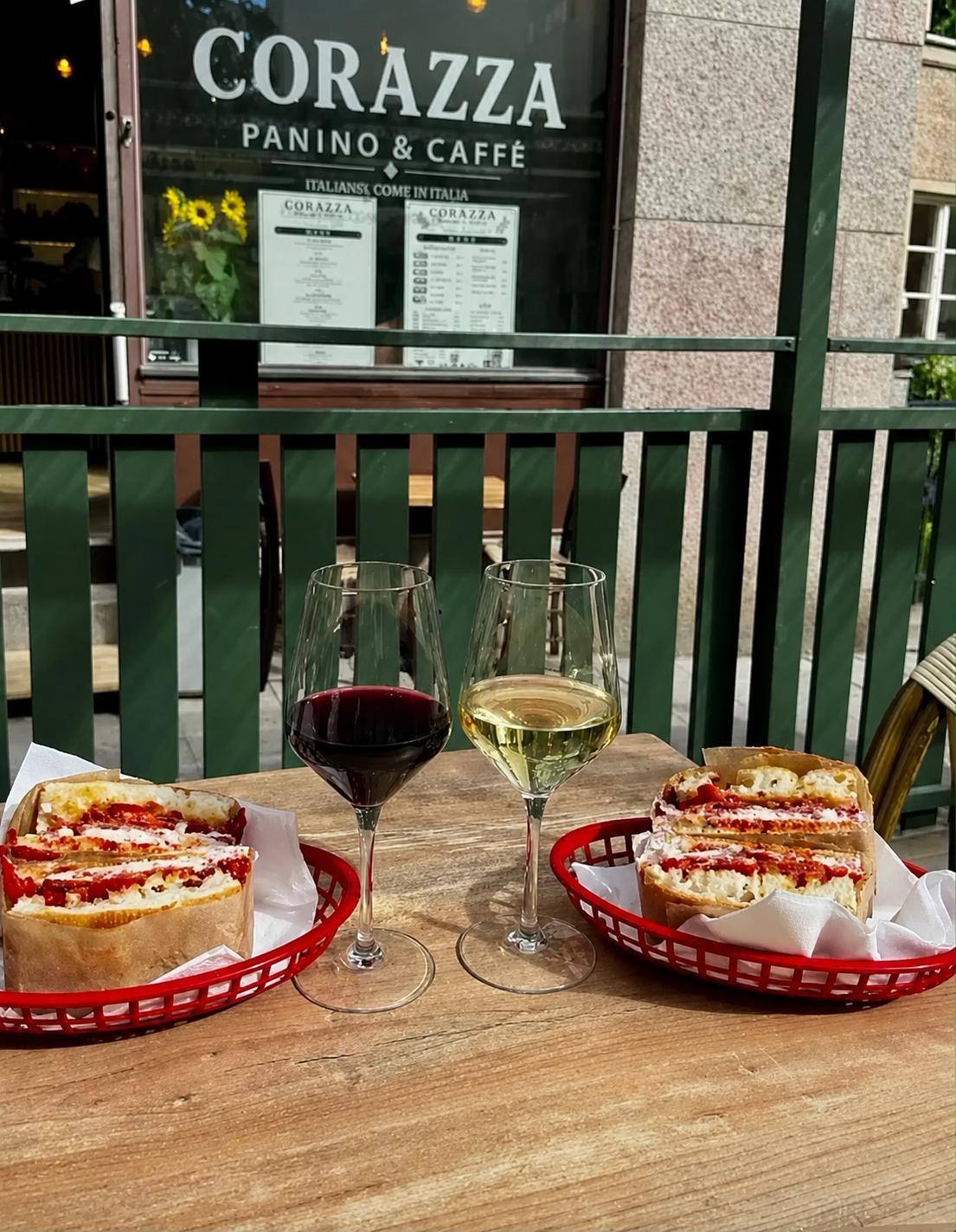 Panini och vin på uteserveringen framför Corazza