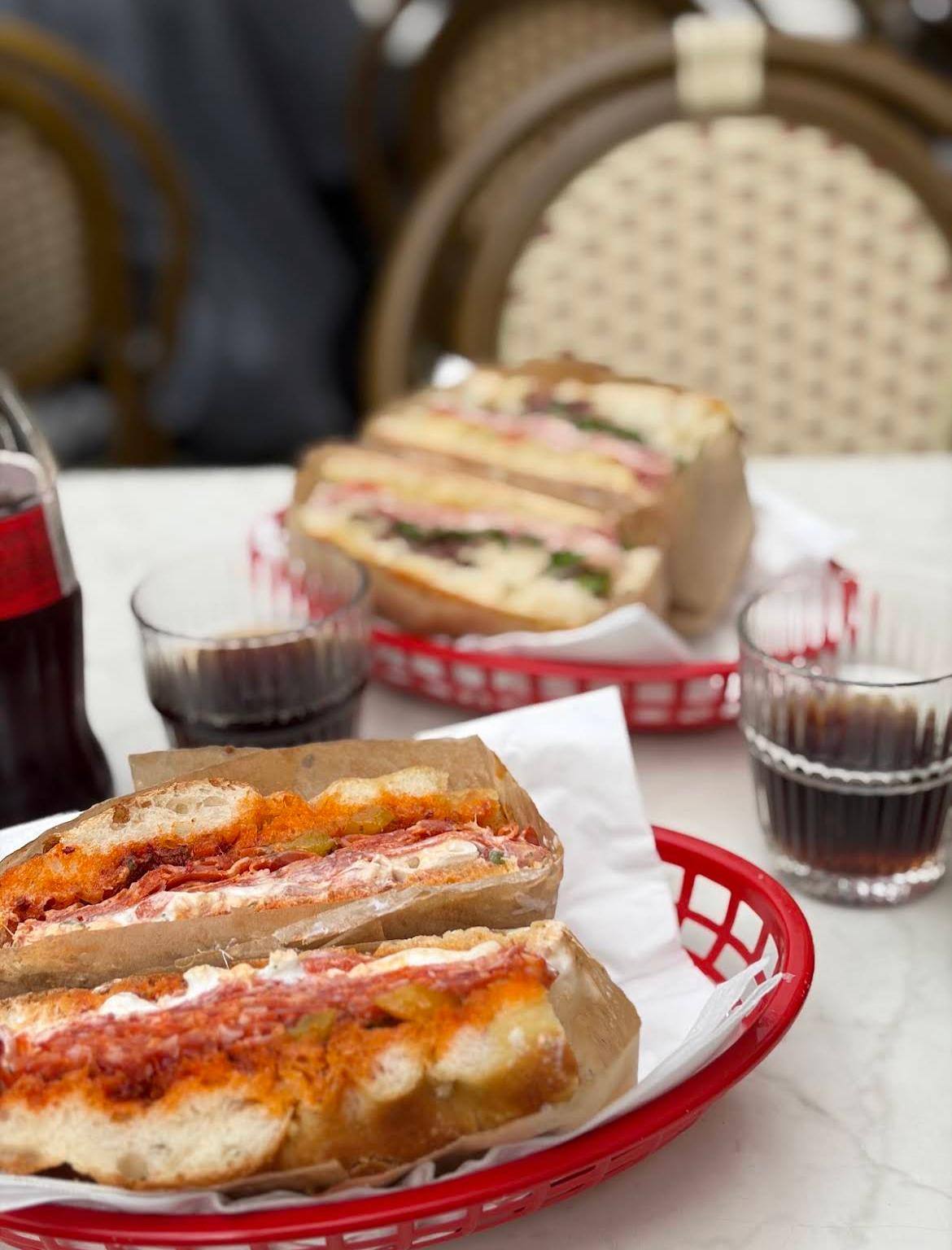 Välfyllda panini i röda korgar