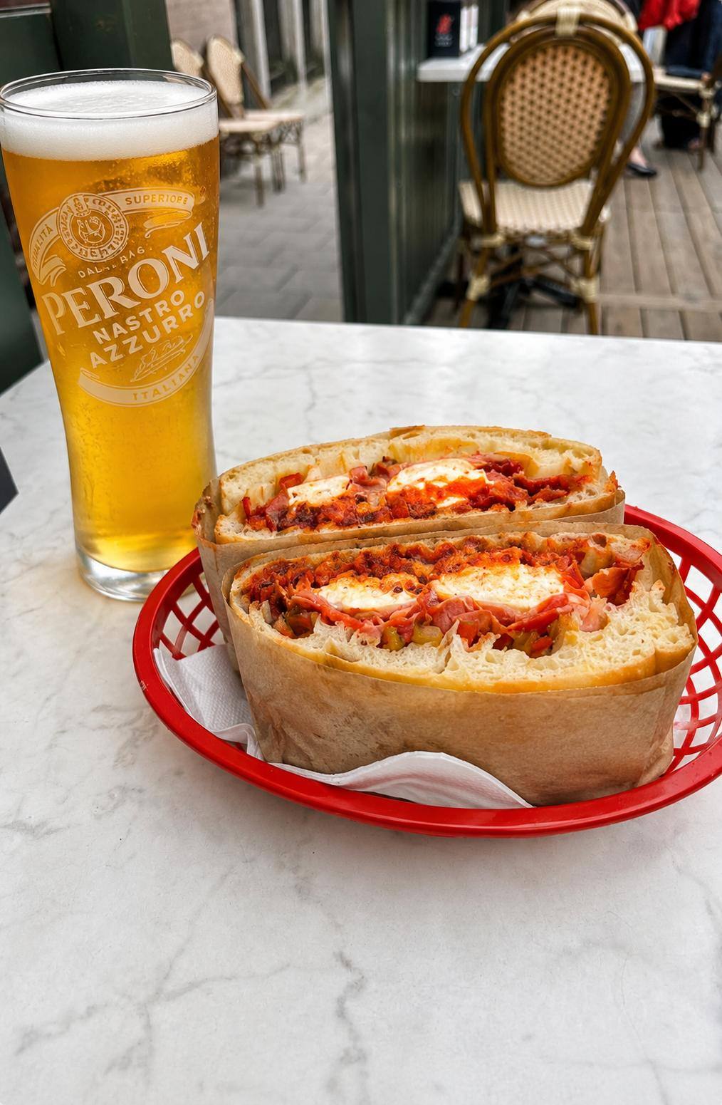 Panino med mozzarella och en Peroni